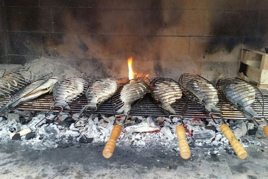 fish-food-barbecue-apartment